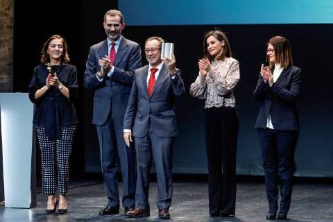 Spain s King Felipe VI (2L) and Queen Letizia (2R) present the 2017 Design Award in the category of Business to Vicente Berbegal Perez (C) during the Design and Innovation National Awards handover ceremony held in Madrid, Spain, 12 February 2018. The Design and Innovation Awards are given by Spanish Economy, Industry and Competitiveness Ministry. Royal Couple chairs Design and Innovation Awards ceremony !ACHTUNG: NUR REDAKTIONELLE NUTZUNG!  Copyright: xEmilioxNaranjox GRAF9746 20180212-636540421468118420