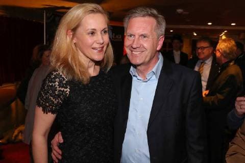 Hannover, 12.02.2018, GOP, Stunk Sitzung der Lindener Narren, Ex Bundespräsident Christian Wulff mit Gattin Bettina, die im Programm mitgesungen hat, *** Hanover 12 02 2018 GOP stink session the Lindener fools ex German President Christian Wulff with wife Bettina who has sung in the program