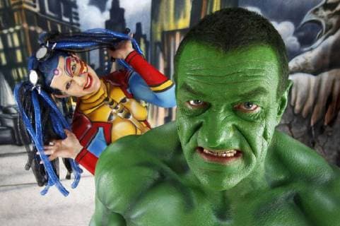 GEEK ART Bodypainting meets SciFi fantasy and more Hulk vs Iron Quinn photo shooting with the models Sarah and Fred as iron Quinn and Hulk in a comic backdrop in the Photo Studio of Schubert Niedernwöhren 13 02 2018 a project of photographer Tschiponnique skupin and the Bodypainters and Transformakers Enrico flax Foto:xT.xSkupin,xB.xSchubertx xFuturexImage