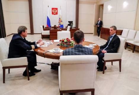 MOSCOW REGION, RUSSIA â€“ FEBRUARY 14, 2018: Russia s President Vladimir Putin (back) meets with Nikolai Izosimov, head of Aeroflot s flight training division in Moscow and winner of the Mentor of the Year award, Atommash welders Dmitry Kucheryavin and Alexander Duimamet, winners of the Mentor of the Champions award, at Novo-Ogaryovo residence. Mikhail Metzel TASS  TS073D16