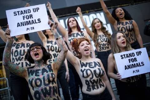 Themen der Woche Bilder des Tages February 16, 2018 - London, London, UK - London, UK. PETA demonstrators protest against the use of animal products at London Fashion Week. They have the slogan Wear Your Own Skin painted across their bodies. London UK  - ZUMAl94_ 20180216_zaf_l94_002 Copyright: xTomxNicholsonx
