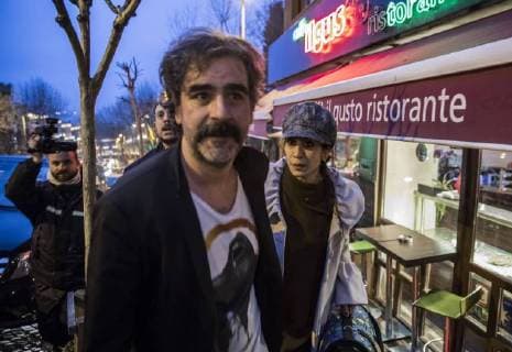 Themen der Woche Bilder des Tages ALMAN DIE WELT GAZETESI MUHABIRI DENIZ YUCEL TUTUKLU BULUNDUGU SILIVRI CEZAEVI NDEN TAHLI OLDUKTAN SONRA ISTANBUL DA BESIKTAS TA KI EVINE GELDI. YAKLASIK 45 DAKIKA SONRA EVINDEN ESI ILE BERABER CIKAN YUCEL KONSOLOSLUK ARACINA BINEREK AYRILDI. FOTOGRAF:  Copyright: CANxEROK 15925743