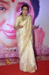 February 16, 2018 - Mumbai, India - Indian playback singer Asha Bhosle present at the 5th Yash Chopra Memorial Award at hotel JW Marriott, Juhu in Mumbai. Mumbai India - ZUMAs197 20180216_zaa_s197_076 Copyright: xAzharxKhanx xSopaxImagesx