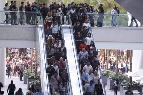Erdbeben in Mexiko People leave a shopping centre after a seism in Mexico City, Mexico, 16 February 2018. A strong seism of preliminary mangitude 7 hit the capital as well as the center and south of the country with its epicenter eight kilometers northeast Oaxaca. Strong seism hits Mexico !ACHTUNG: NUR REDAKTIONELLE NUTZUNG!  Copyright: xx MEX002 20180217-636544271988834075