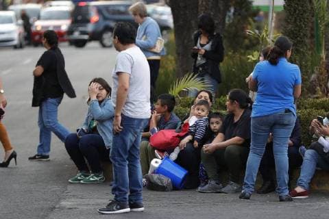 People wait outside office buildings and cars after a seism in Mexico City, Mexico, 16 February 2018. A strong seism of preliminary mangitude 7 hit the capital as well as the center and south of the country with its epicenter eight kilometers northeast Oaxaca. Strong seism hits Mexico !ACHTUNG: NUR REDAKTIONELLE NUTZUNG!  Copyright: xJosexMendezx MEX001 20180217-636544272671026448