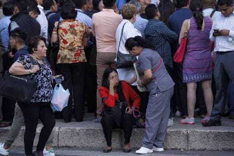 People leave a shopping center after a seism in Mexico City, Mexico, 16 February 2018. A strong seism of preliminary mangitude 7 hit the capital as well as the center and south of the country with its epicenter eight kilometers northeast Oaxaca. Strong seism hits Mexico !ACHTUNG: NUR REDAKTIONELLE NUTZUNG!  Copyright: xx MEX002 20180217-636544273286762395