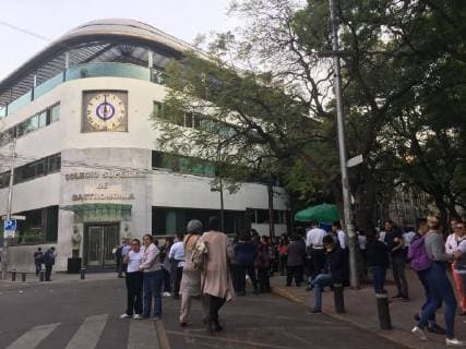 People wait outside office buildings and cars after a seism in Mexico City, Mexico, 16 February 2018. A strong seism of preliminary mangitude 7 hit the capital as well as the center and south of the country with its epicenter eight kilometers northeast Oaxaca. Strong seism hits Mexico !ACHTUNG: NUR REDAKTIONELLE NUTZUNG!  Copyright: xPaolaxMartinezx MEX002 20180217-636544273302362495