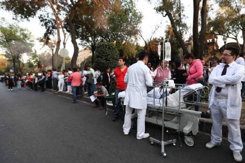 Erdbeben in Mexiko February 16, 2018 - EUM20180216NAC28.JPG.CIUDAD DE MEXICO, Seism Sismo-CDMX.- Este 16 de febrero de 2018 se registro a las 17:39 horas un sismo de magnitud 7.2, con epicentro en Pinotepa Nacional, segun el Servicio Sismologico Nacional. En imagen, aspectos de personas y pacientes evacuados en el hospital Ãlvaro Obregon, de la colonia Roma, en el Centro de la Ciudad de Mexico. Foto: Agencia EL UNIVERSAL AFBV  - ZUMAu78_ 20180216_zaf_u78_084 Copyright: xValentexRosasx