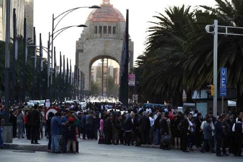 Erdbeben in Mexiko February 16, 2018 - EUM20180216NAC31.JPG.CIUDAD DE MEXICO, Seism Sismo-CDMX.- Este 16 de febrero de 2018 se registro a las 17:39 horas un sismo de magnitud 7.2, con epicentro en Pinotepa Nacional, segun el Servicio Sismologico Nacional. En imagen, aspectos de personas y peatones evacuados en el Centro de la Ciudad de Mexico. Foto: Agencia EL UNIVERSAL AFBV  - ZUMAu78_ 20180216_zaf_u78_087 Copyright: xValentexRosasx
