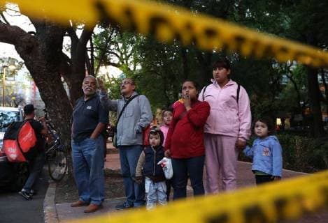 Erdbeben in Mexiko February 16, 2018 - EUM20180216NAC42.JPG.CIUDAD DE MEXICO, Seism Sismo-CDMX.- Este 16 de febrero de 2018 se registro a las 17:39 horas un sismo de magnitud 7.2, con epicentro en Pinotepa Nacional, segun el Servicio Sismologico Nacional. En imagen, aspectos del inmueble ubicado en Avenida Mexico y Chilpancingo, en la colonia Hipodromo en el Centro de la ciudad de Mexico, el cual ya estaba danado por los sismos de septiembre de 2017 y se inclino luego de este mas reciente movimiento. Foto: Agencia EL UNIVERSAL AFBV  - ZUMAu78_ 20180216_zaf_u78_103 Copyright: xValentexRosasx