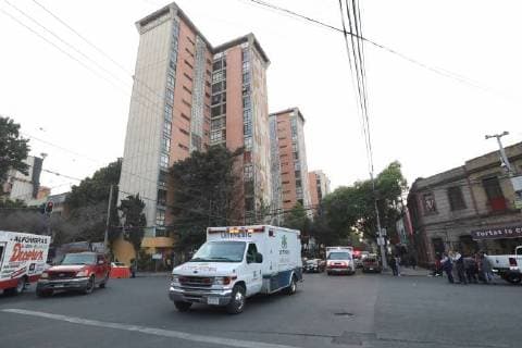 Erdbeben in Mexiko February 16, 2018 - EUM20180216NAC49.JPG.CIUDAD DE MEXICO, Seism Sismo-CDMX.- Este 16 de febrero de 2018 se registro a las 17:39 horas un sismo de magnitud 7.2, con epicentro en Pinotepa Nacional, segun el Servicio Sismologico Nacional. En imagen, aspectos de personas evacuadas de diversos inmuebles en la colonia Doctores, en el Centro de la ciudad de Mexico. Foto: Agencia EL UNIVERSAL Berenice Fregos AFBV.  - ZUMAu78_ 20180216_zaf_u78_112 Copyright: xBerenicexFregosox