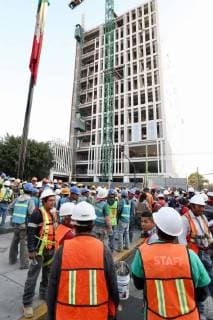Erdbeben in Mexiko February 16, 2018 - EUM20180216NAC54.JPG.CIUDAD DE MEXICO, Seism Sismo-CDMX.- Este 16 de febrero de 2018 se registro a las 17:39 horas un sismo de magnitud 7.2, con epicentro en Pinotepa Nacional, segun el Servicio Sismologico Nacional. En imagen, aspectos de personas evacuadas de diversos inmuebles en la colonia Doctores, en el Centro de la ciudad de Mexico. Foto: Agencia EL UNIVERSAL Berenice Fregos AFBV.  - ZUMAu78_ 20180216_zaf_u78_117 Copyright: xBerenicexFregosox