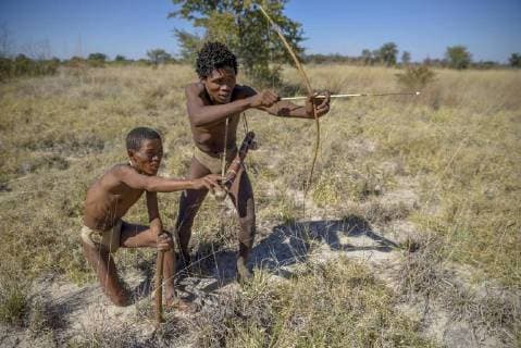  IMAGO Nature: Unsere Erde, Naturschutz, Indigene Völker Buschmänner der Ju/ Hoansi-San auf traditionellen Jagd mit Pfeil und Bogen, Dorf //Xa/oba, bei Tsumkwe, Otjozondjupa Region, Namibia, Afrika *** Bushmen of the Ju Hoansi San on traditional hunting with bow and arrow archery village XA begun at Tsumkwe Otjozondjupa region of Namibia Africa Copyright: imageBROKER/FabianxvonxPoser iblfvp04637852.jpg