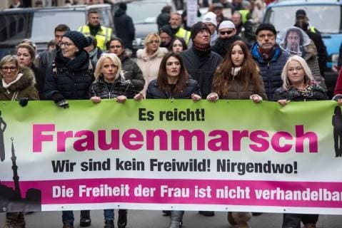 Themen der Woche Bilder des Tages Berlin AfD Marsch der Frauen Ca. 800 Menschen folgten am Samstag den 17. Februar 2018 in Berlin dem Aufruf der AfD-Frau Leyla Bilge zu einem sog. Marsch der Frauen . Sie demonstrierten gegen Zuwanderung und Fluechtlinge, die nur nach Deutschland kommen um hier Frauen zu schaenden so einige Teilnehmer. Der rechte Aufmarsch wurde nach 750 Metern durch Strassenblockaden von ca. 2.000 Menschen gestoppt. Leyla Bilge weigerte sich als Anmelderin drei Stunden lang den blockierten Aufmarsch zu beenden und forderte von der Polizei die Blockaden zu raeumen. Ein Raeumungsversuch der Polizei scheiterte, da es zu viele Menschen waren, die auf der Strasse sassen. Nach drei Stunden beendete Bilge den Aufmarsch. Die Demosntranten, unter ihnen etliche Neonazis, sog. Identitaere und AfD-Politiker zogen darauf ab und griffen dabei Gegendemosntra