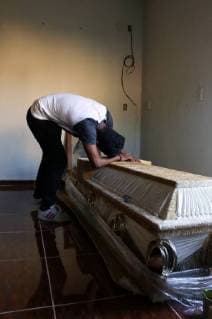 (180217) -- OAXACA (MOXICO), Feb. 17, 2018 -- A relative of helicopter accident victim reacts beside a coffin in Santiago Jamiltepec of Oaxaca, Mexico, on Feb. 17, 2018. Thirteen people were killed after a military helicopter crashed on Friday in southern Mexico following an earthquake in the region, prosecutors in Oaxaca State said Saturday. The helicopter also carried Mexican Interior Minister Alfonso Navarrete and Governor of Oaxaca State Alejandro Murat, both of whom survived. ) (jg)(rtg) MEXICO-OAXACA-HELICOPTER-CRASH RebecaxMartinez 
