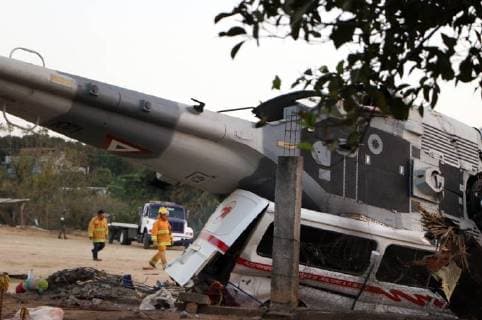 Bilder des Tages (180217) -- OAXACA (MOXICO), Feb. 17, 2018 -- Rescueres work at the helicopter accident site in Santiago Jamiltepec of Oaxaca, Mexico, on Feb. 17, 2018. Thirteen people were killed after a military helicopter crashed on Friday in southern Mexico following an earthquake in the region, prosecutors in Oaxaca State said Saturday. The helicopter also carried Mexican Interior Minister Alfonso Navarrete and Governor of Oaxaca State Alejandro Murat, both of whom survived. ) (jg)(rtg) MEXICO-OAXACA-HELICOPTER-CRASH RebecaxMartinez 