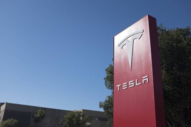 February 17, 2018 - Palo Alto, California, United States - Tesla sign in front of Tesla office in Palo Alto on February 16, 2018, Palo Alto, California. Palo Alto United States  - ZUMAn230 20180217_zaa_n230_979 Copyright: xYichuanxCaox