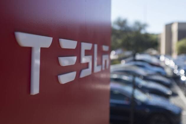 February 17, 2018 - Palo Alto, California, United States - Tesla sign in front of Tesla office in Palo Alto on February 16, 2018, Palo Alto, California. Palo Alto United States  - ZUMAn230 20180217_zaa_n230_980 Copyright: xYichuanxCaox