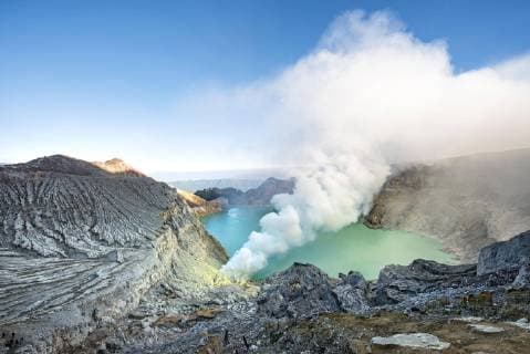 Vulkan Kawah Ijen volcano crater Crater Lake and steaming vents morning light Banyuwangi Sempol Jawa Timur Indonesia Asia Copyright: imageBROKER/MaraxBrandl ibxmab04634504.jpg