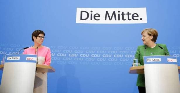 Themen der Woche Bilder des Tages Bundeskanzlerin Angela Merkel (r), CDU, spricht im Rahmen einer Pressekonferenz gemeinsam mit Annegret Kramp-Karrenbauer, CDU, Saarlands Ministerpraesidentin. Merkel hat Kramp-Karrenbauer als kuenftige CDU-Generalsekretaerin vorgeschlagen. 19.02.2018, Berlin. Berlin Deutschland *** German Chancellor Angela Merkel r CDU speaks during a press conference together with Annegret Kramp Karrenbauer CDU of Saar Prime Minister Merkel has Kramp Karrenbauer as the future CDU General Secretary proposed 19 02 2018 Berlin Berlin Germany Copyright: xIngaxKjer photothek.netx