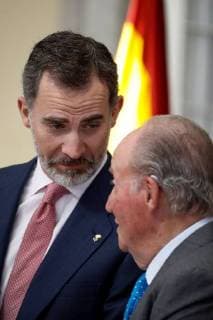 Spain s King Felipe VI (L) chats with his father, King Juan Carlos, during the National Sports Awards 2016 ceremony at Pardo Palace in Madrid, Spain, 19 February 2018. Spanish Royals present 2016 National Sports Awards !ACHTUNG: NUR REDAKTIONELLE NUTZUNG!  Copyright: xEmilioxNaranjox GRAF4793 20180219-636546495737853234