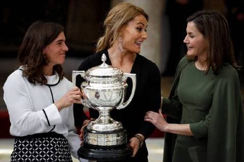 Spanish Queen Letizia (R) poses for the photographers with Spanish weightlifter Lidia Valentin (C), and Spanish slalom canoeist Maialen Chourrau (L) during National Sports Awards 2016 ceremony at El Pardo palace in Madrid, Spain, 19 February 2018. Spanish Royals present 2016 National Sports Awards !ACHTUNG: NUR REDAKTIONELLE NUTZUNG!  Copyright: xEmilioxNaranjox GRAF4765 20180219-636546501362927218