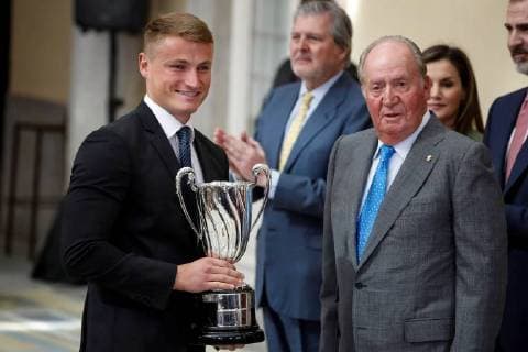 Emeriti Spanish King Juan Carlos (R) and Spanish canoeist and golden olympic medal in K-1 1,000 meters event Marcus Cooper Walz (L) pose for the photographers during National Sports Awards 2016 ceremony at El Pardo palace in Madrid, Spain, 19 February 2018. Spanish Royals present 2016 National Sports Awards !ACHTUNG: NUR REDAKTIONELLE NUTZUNG!  Copyright: xEmilioxNaranjox GRAF4772 20180219-636546502713347794