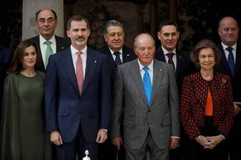 Spain s King Felipe VI (2L), Queen Letizia (L), Emeriti Spanish King Juan Carlos (2R), and Emeriti Spanish Queen Sofia (R), among others, pose for a family picture during the National Sports Awards 2016 ceremony at El Pardo Palace in Madrid, Spain, 19 February 2018. Spanish Royals present 2016 National Sports Awards !ACHTUNG: NUR REDAKTIONELLE NUTZUNG!  Copyright: xEmilioxNaranjox GRAF4832 20180219-636546505307644424