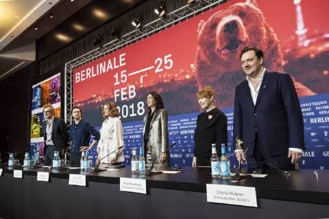 Themen der Woche Bilder des Tages Karsten Stöter, Robert Gwisdek, Marie Bäumer, Emily Atef, Birgit Minichmayr, Charly Hübner auf der Pressekonferenz zur Premiere von 3 Tage in Quiberon auf der Berlinale am 19.2.2018 in Berlin Karsten Stöter, Robert Gwisdek, Marie Bäumer, Emily Atef, Birgit Minichmayr, Charly Hübner auf der Pressekonferenz zur Premiere von 3 Tage in Quiberon auf der Berlinale am 19.2.2018 in Berlin *** Karsten Stöter Robert Gwisdek Marie Bäumer Emily Atef Birgit Minichmayr Charly Hübner at the press conference for the premiere of 3 days in Quiberon on the Berlinale on 19 2 2018 in Berlin Karsten Stöter Robert Gwisdek Marie Bäumer Emily Atef Birgit Minichmayr Charly Hübner on the Press Conference for the premiere of 3 days in Quiberon on the Berlinale on 19 2 2018 in Berlin