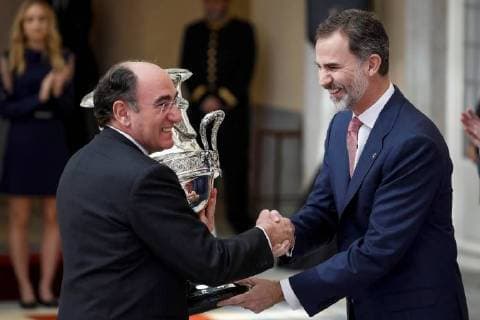 Spain s Felipe VI (R) presents an award to Iberdrola s President Jose Ignacio Sanchez Galan during National Sports Awards 2016 ceremony at El Pardo Palace in Madrid, Spain, 19 February 2018. Spanish Royals present 2016 National Sports Awards !ACHTUNG: NUR REDAKTIONELLE NUTZUNG!  Copyright: xEmilioxNaranjox GRAF4802 20180219-636546506650657033