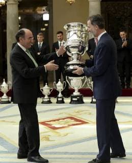 Spain s Felipe VI (R) presents Copa Stadium award to Iberdrola s President Jose Ignacio Sanchez Galan during National Sports Awards 2016 ceremony at El Pardo Palace in Madrid, Spain, 19 February 2018. Spanish Royals present 2016 National Sports Awards !ACHTUNG: NUR REDAKTIONELLE NUTZUNG!  Copyright: xBallesterosx GRAF4819 20180219-636546506667973144