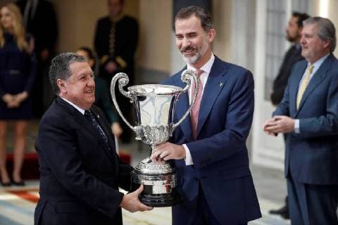 Spanish King Felipe VI (R) presents the Ibero American Community Trophy to Argentinian Ambassador in Spain Federico Ramon Puerta (L) during the National Sports Awards 2016 ceremony at El Pardo palace in Madrid, Spain, 19 February 2018. Spanish Royals present 2016 National Sports Awards !ACHTUNG: NUR REDAKTIONELLE NUTZUNG!  Copyright: xEmilioxNaranjox GRAF4933 20180219-636546509358210389