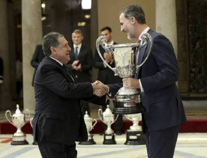 Spanish King Felipe VI (R) presents the Ibero American Community Trophy to Argentinian Ambassador in Spain Federico Ramon Puerta (L) during the National Sports Awards 2016 ceremony at El Pardo palace in Madrid, Spain, 19 February 2018. Spanish Royals present 2016 National Sports Awards !ACHTUNG: NUR REDAKTIONELLE NUTZUNG!  Copyright: xBallesterosx GRAF4821 20180219-636546510706527032