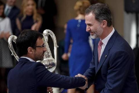 Spain s King Felipe VI (R) presents Infanta Sofia Award to Spanish athlete Jesus Angel Garcia Bragado (L) during National Sports Awards 2016 ceremony at El Pardo Palace in Madrid, Spain, 19 February 2018. Spanish Royals present 2016 National Sports Awards !ACHTUNG: NUR REDAKTIONELLE NUTZUNG!  Copyright: xEmilioxNaranjox GRAF4812 20180219-636546512059991708