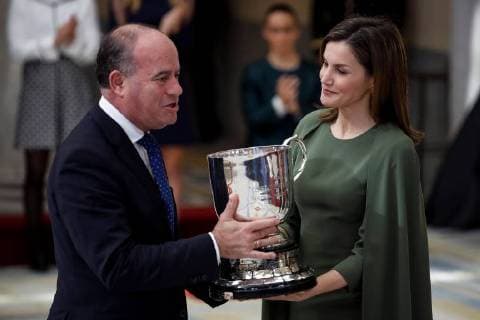 Spanish Queen Letizia (R) presents the National Sports Council Award to Antequera s Mayor, Manuel Jesus Baron, during the National Sports Awards 2016 ceremony at ElPardo Palace in Madrid, Spain, 19 February 2018. Spanish Royals present 2016 National Sports Awards !ACHTUNG: NUR REDAKTIONELLE NUTZUNG!  Copyright: xEmilioxNaranjox GRAF4806 20180219-636546516974871176