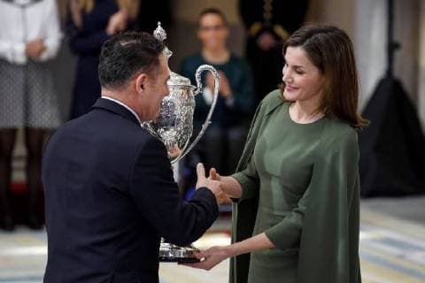 Spain s Queen Letizia (R) presents baron de Guel Cup to Spanish Canoeing President, Juan Jose Roman Mangas (L), during National Sports Awards 2016 ceremony at El Pardo Palace in Madrid, Spain, 19 February 2018. Spanish Royals present 2016 National Sports Awards !ACHTUNG: NUR REDAKTIONELLE NUTZUNG!  Copyright: xEmilioxNaranjox GRAF4800 20180219-636546517613837183