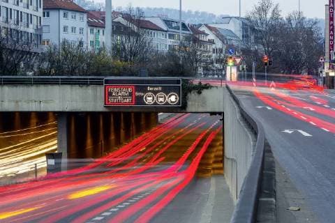 Themen der Woche Bilder des Tages DEU; Deutschland, Stuttgart, 19.02.2018: Feinstaubalarm in Stuttgart. Autofahrer werden aufgefordert, freiwillig auf OePNV umzusteigen. Zudem soll auf Komfortkamine verzichtet werden. Informationsschild an der innerstädtischen Bundesstraße B 14. Â *** Germany Stuttgart 19 02 2018 fine dust alarm in Stuttgart are motorists encouraged to voluntarily on public transport to get to also to comfort fireplaces omitted information plate on inner-city Federal Highway B-14 Â