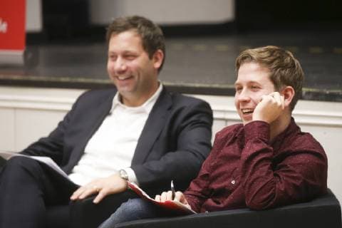 Bilder des Tages Lars Klingbeil, Generalsekretär und Kevin Kühnert , Juso-Chef bei der Diskussion über die geplante große Koalition vor dem SPD Mitgliedervotum, Basisveranstaltungen der Landesparteien im Kulturhaus am 19.02.2018 in Luckenwalde. Kevin Kühnert und Lars Klingbeil bei SPD Basisveranstaltung in Luckenwalde *** Lars Klingbeil Secretary-General and Kevin Kühnert Juso Chief when discussing the planned Grand Coalition before the SPD member vote based on events of the country Parties in the House of culture on 19 02 2018 in Luckenwalde Kevin Kühnert and Lars Klingbeil at SPD Base event in Luckenwalde