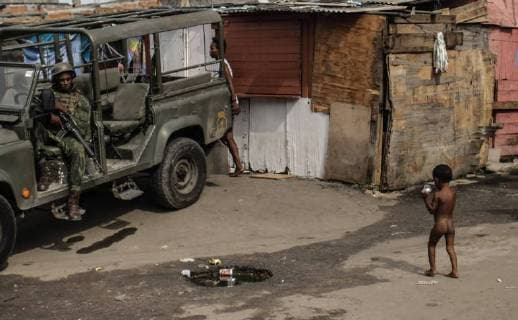 Themen der Woche Bilder des Tages Members of the Armed Forces patrol during a security operation at Kelson s favela, in Rio de Janeiro, Brazil, 20 February 2018. Members of the Armed Forces and police officials began a new security operation to stop the wave of violence and drug traffic in some favelas of the state. Members of the Armed Forces and police officials begin a new security operation in Rio de Janeiro !ACHTUNG: NUR REDAKTIONELLE NUTZUNG!  Copyright: xAntonioxLacerdax BRA-11 20180220-636547461073585337
