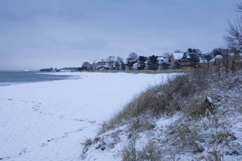 Snow on the Eastern Sea coast Niendorf, Timmendorfer Strand Bay of Lübeck Schleswig-Holstein Germany Europe Copyright: imageBROKER/WilfriedxWirth ibxdwh04641050.jpg