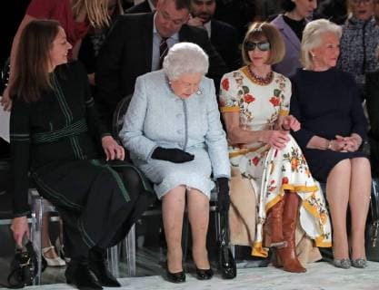 . 20 02 2018. London, United Kingdom. Queen Elizabeth II sits with Anna Wintour and Caroline Rush (left), Chief Executive of the British Fashion Council as they watch the Richard Quinn show at London Fashion Week.  xROTAx xi-Imagesx IIM-17022-0002