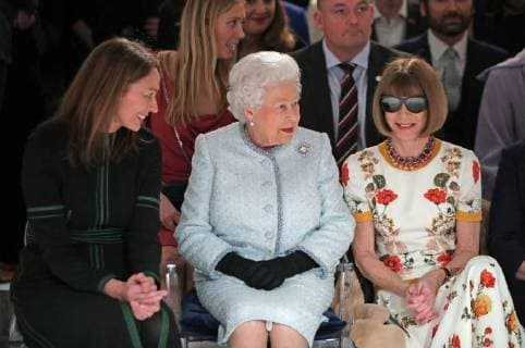 . 20 02 2018. London, United Kingdom. Queen Elizabeth II sits with Anna Wintour and Caroline Rush (left), Chief Executive of the British Fashion Council as they watch the Richard Quinn show at London Fashion Week.  xROTAx xi-Imagesx IIM-17022-0003