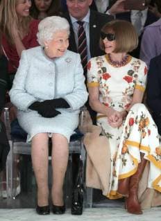 . 20 02 2018. London, United Kingdom. Queen Elizabeth II sits with Anna Wintour as they watch the Richard Quinn show at London Fashion Week.  xROTAx xi-Imagesx IIM-17022-0004