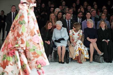 . 20 02 2018. London, United Kingdom. Queen Elizabeth II sits with Anna Wintour and Caroline Rush (left), Chief Executive of the British Fashion Council as they watch the Richard Quinn show at London Fashion Week.  xROTAx xi-Imagesx IIM-17022-0005