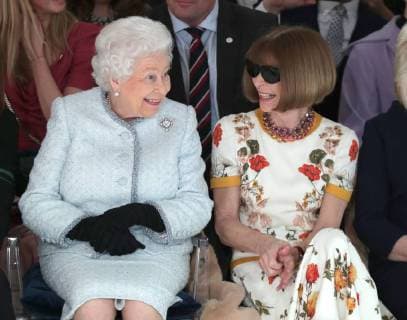 . 20 02 2018. London, United Kingdom. Queen Elizabeth II sits with Anna Wintour as they watch the Richard Quinn show at London Fashion Week.  xROTAx xi-Imagesx IIM-17022-0011