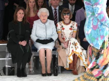 . 20 02 2018. London, United Kingdom. Queen Elizabeth II sits with Anna Wintour and Caroline Rush (left), Chief Executive of the British Fashion Council as they watch the Richard Quinn show at London Fashion Week.  xROTAx xi-Imagesx IIM-17022-0013