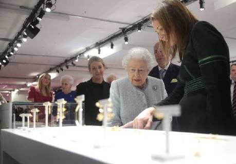 . 20 02 2018. London, United Kingdom. Queen Elizabeth II during a visit to London Fashion Week.  xROTAx xi-Imagesx IIM-17022-0032