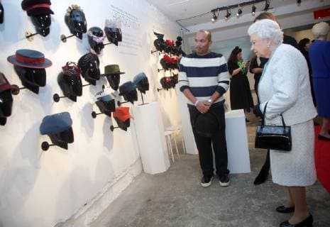 . 20 02 2018. London, United Kingdom. Queen Elizabeth II talks to milliner Harvy Santos during a visit to London Fashion Week.  xROTAx xi-Imagesx IIM-17022-0034