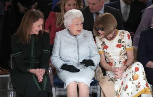 . 20 02 2018. London, United Kingdom. Queen Elizabeth II sits with Anna Wintour and Caroline Rush (left), Chief Executive of the British Fashion Council as they watch the Richard Quinn show at London Fashion Week.  xROTAx xi-Imagesx IIM-17022-0014
