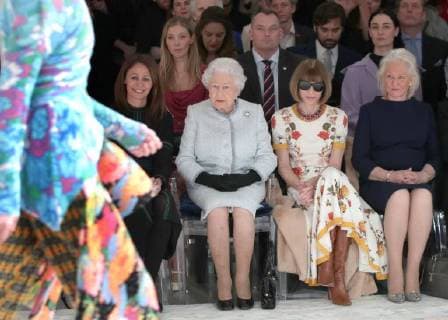 . 20 02 2018. London, United Kingdom. Queen Elizabeth II sits with Anna Wintour and Caroline Rush (left), Chief Executive of the British Fashion Council as they watch the Richard Quinn show at London Fashion Week.  xROTAx xi-Imagesx IIM-17022-0017